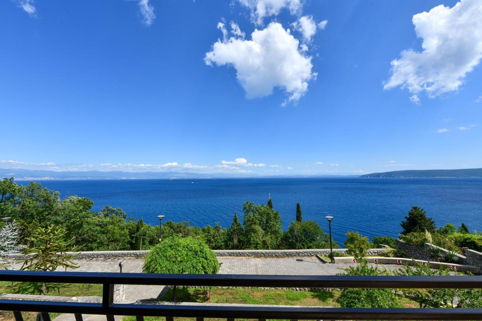 Apartments Near The Beach, With Terraces And Seaview At House B. Moscenicka Draga Exterior photo